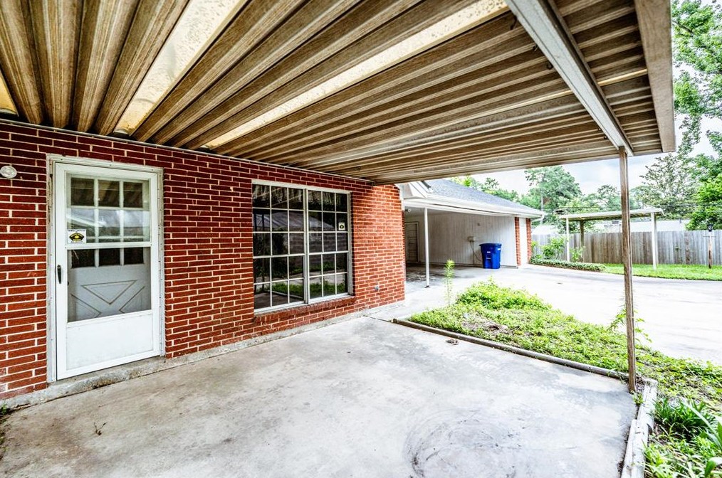 225 Elmwood St, Huntsville TX 77320-3407 exterior