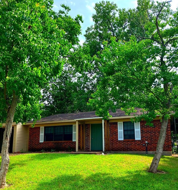 1207 West Cir, Brenham, TX 77833