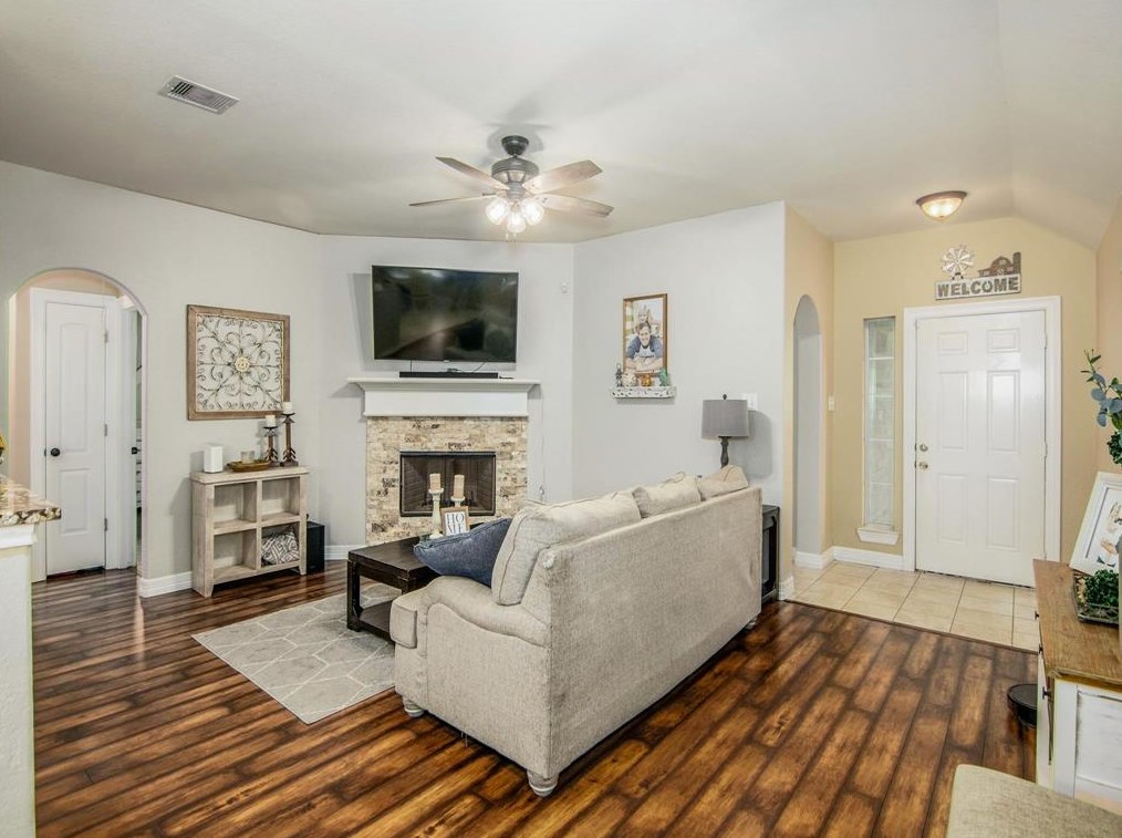 4718 Pelican Bay Ln, Baytown, TX 77523