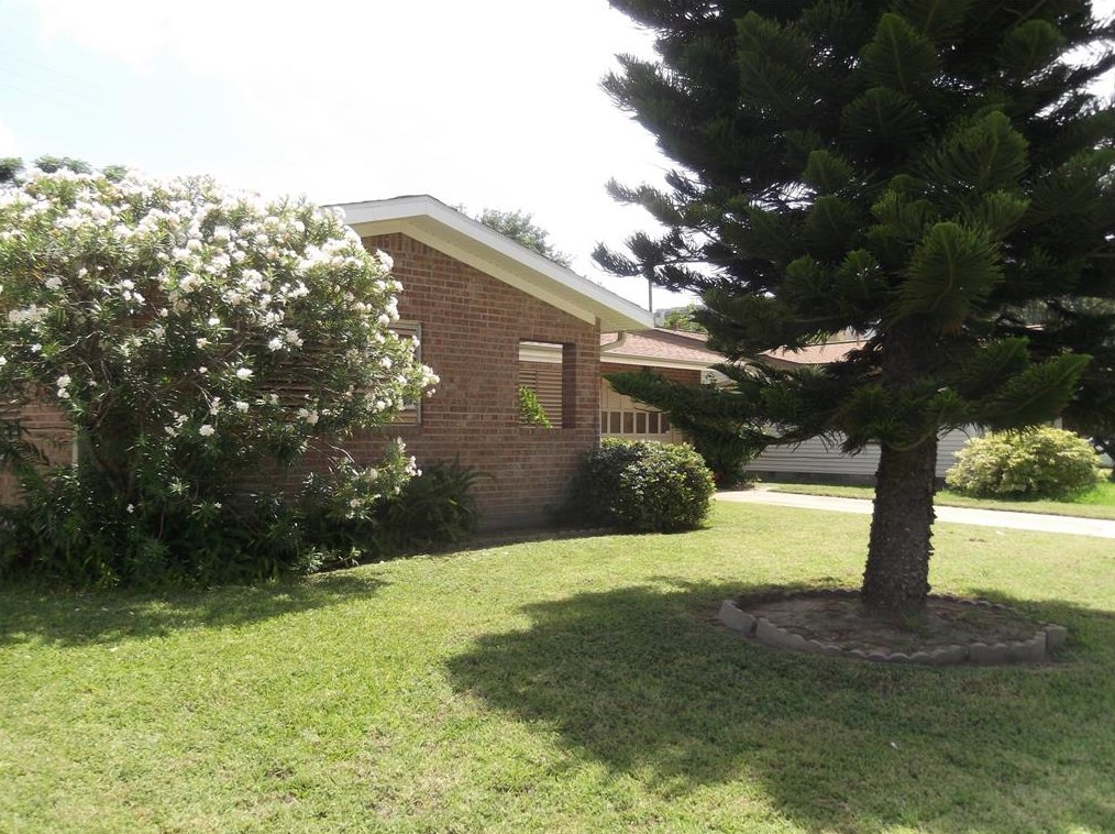 219 Mackeral St, Galveston, TX 77550