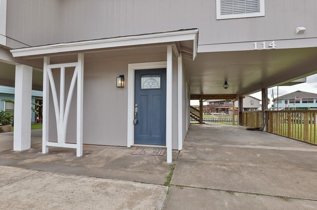 114 Crows Nest Rd, Jones Creek, TX 77541