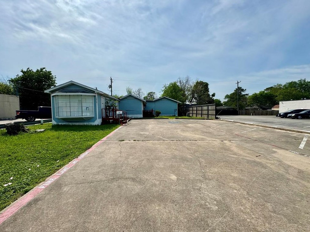 1932 Strawberry Rd, Pasadena, TX 77502-2612