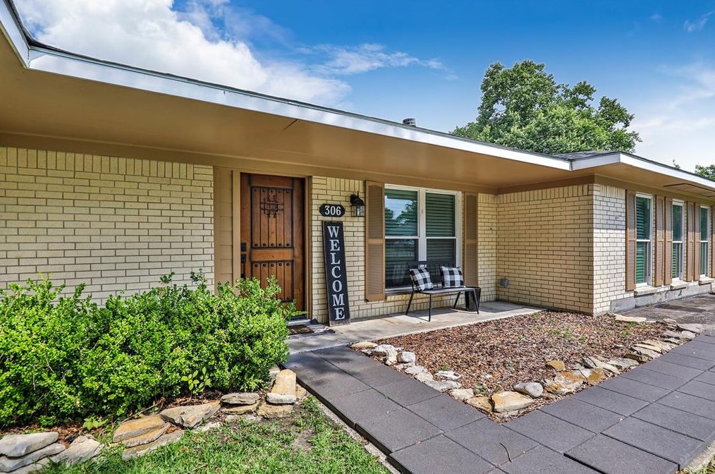 306 Circle Dr, Baytown, TX 77521-8916