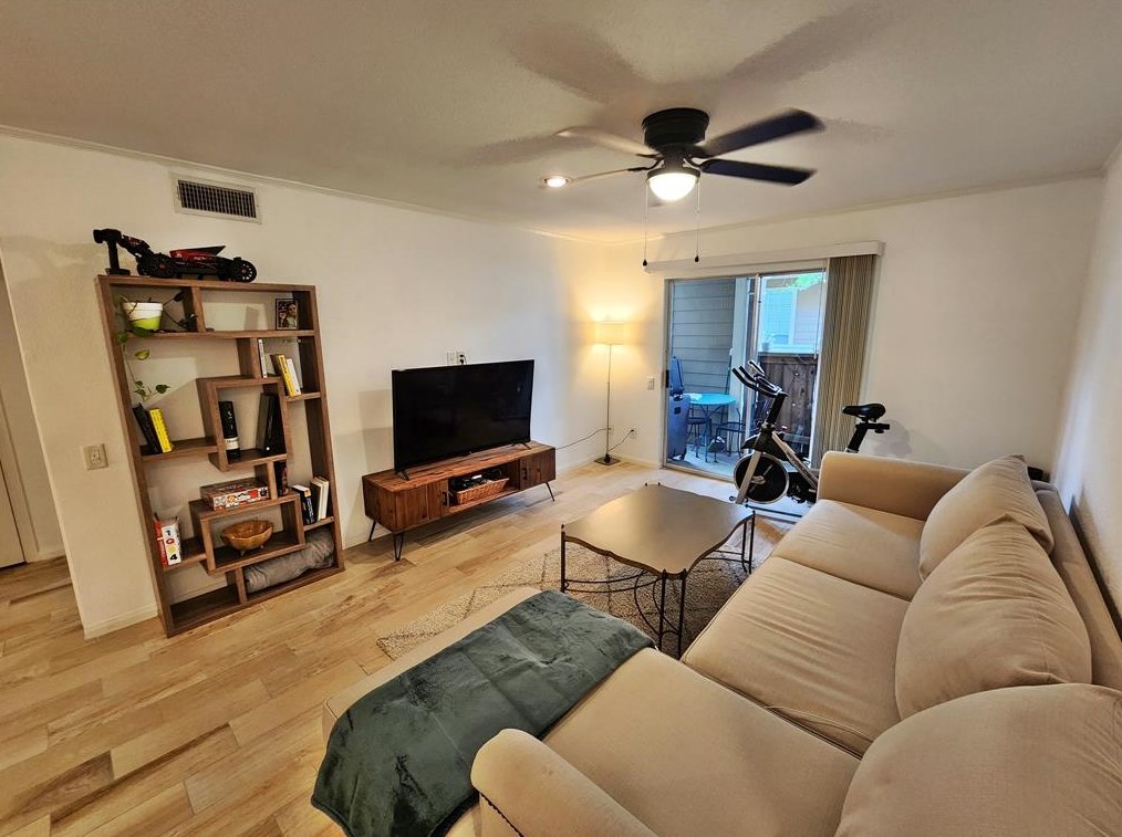 1860 White Oak Dr Apt 221, Houston, TX 77009