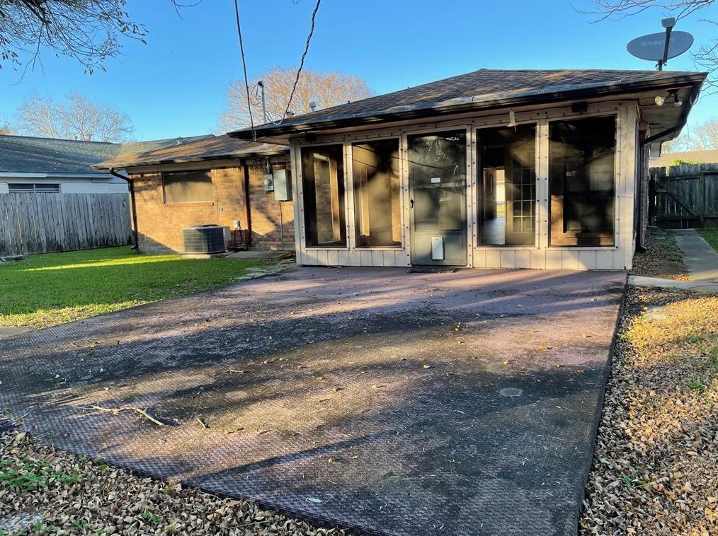 1813 W 8th St, Jones Creek, TX 77541