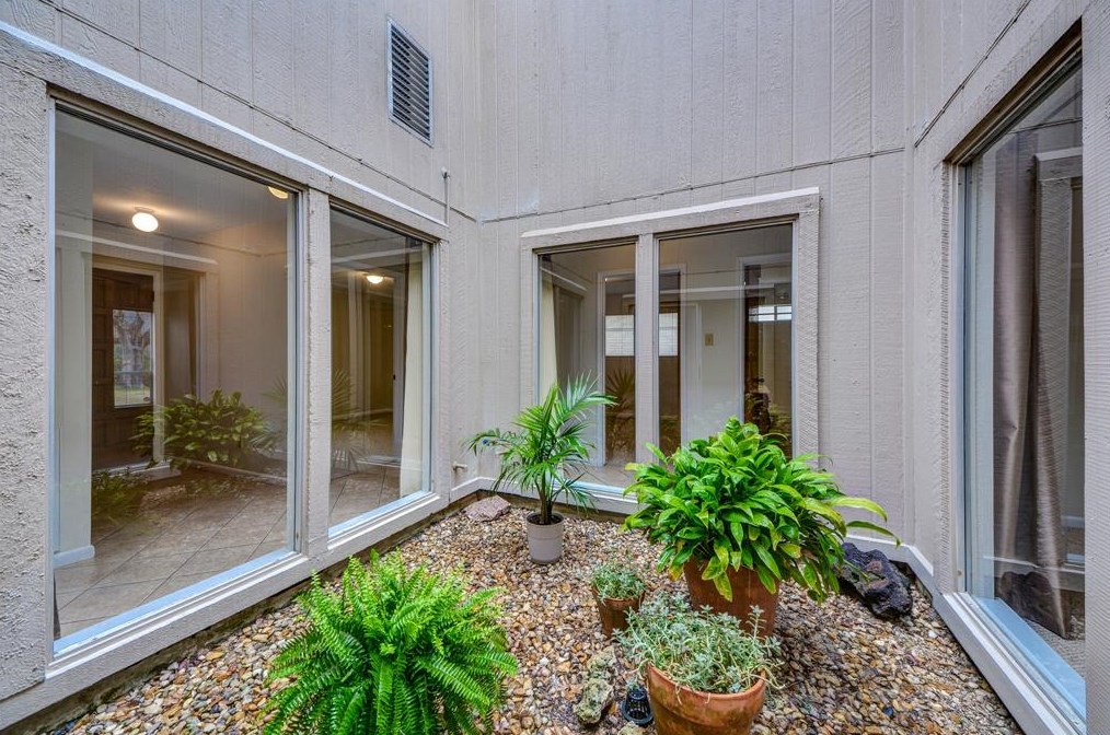 15827 Parksley Dr, Houston TX 77059-4628 exterior