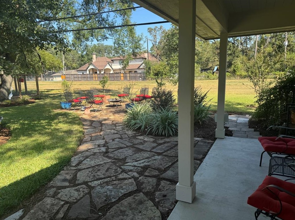 330 Wycliffe Dr, Houston TX  77043-3901 exterior