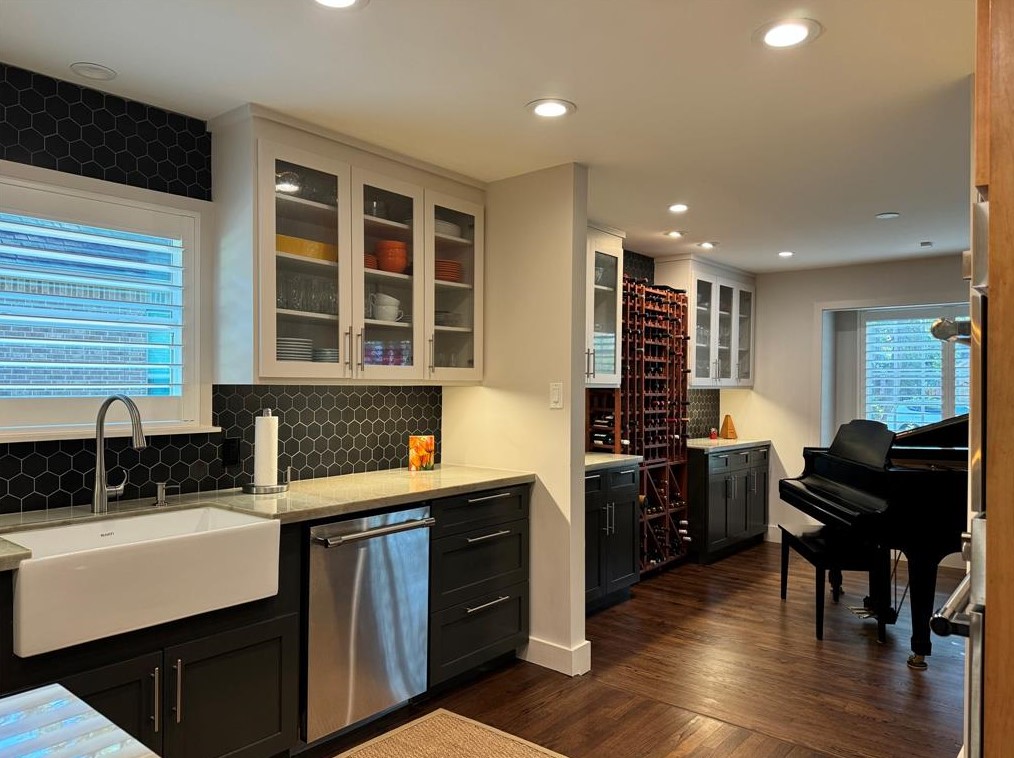 330 Wycliffe Dr, Houston TX  77043-3901 exterior