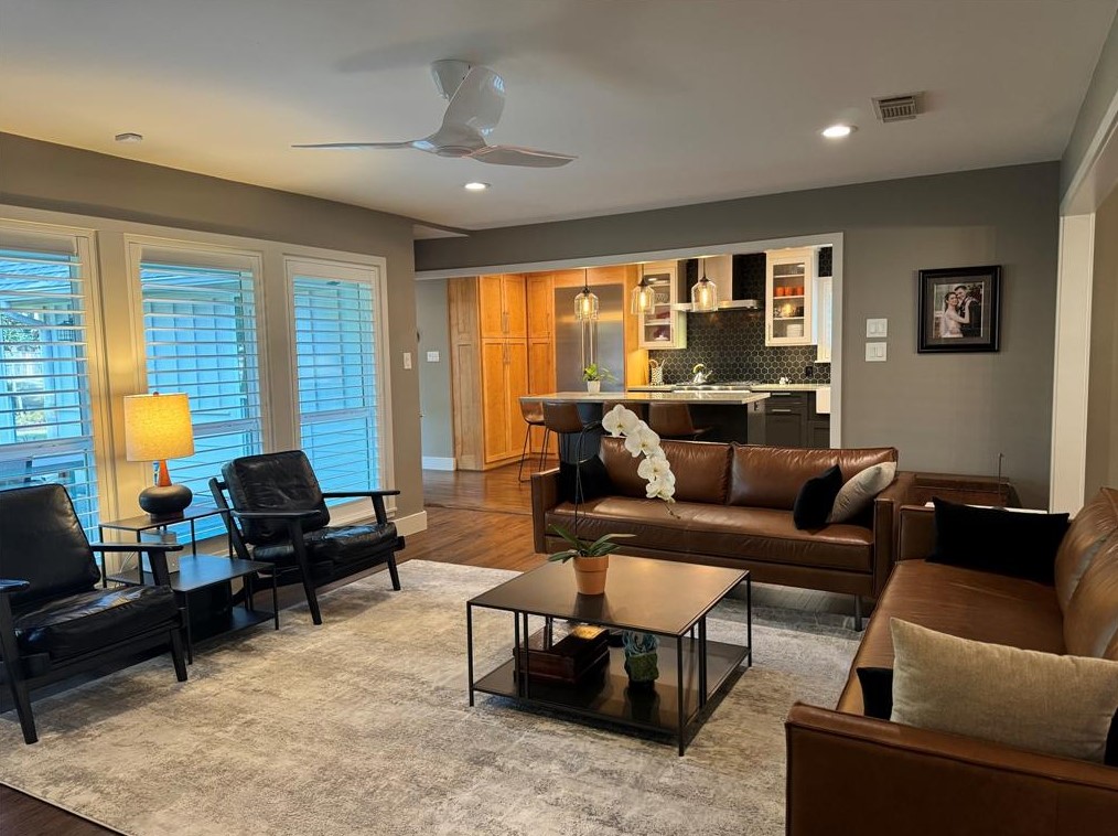 330 Wycliffe Dr, Houston TX  77043-3901 exterior