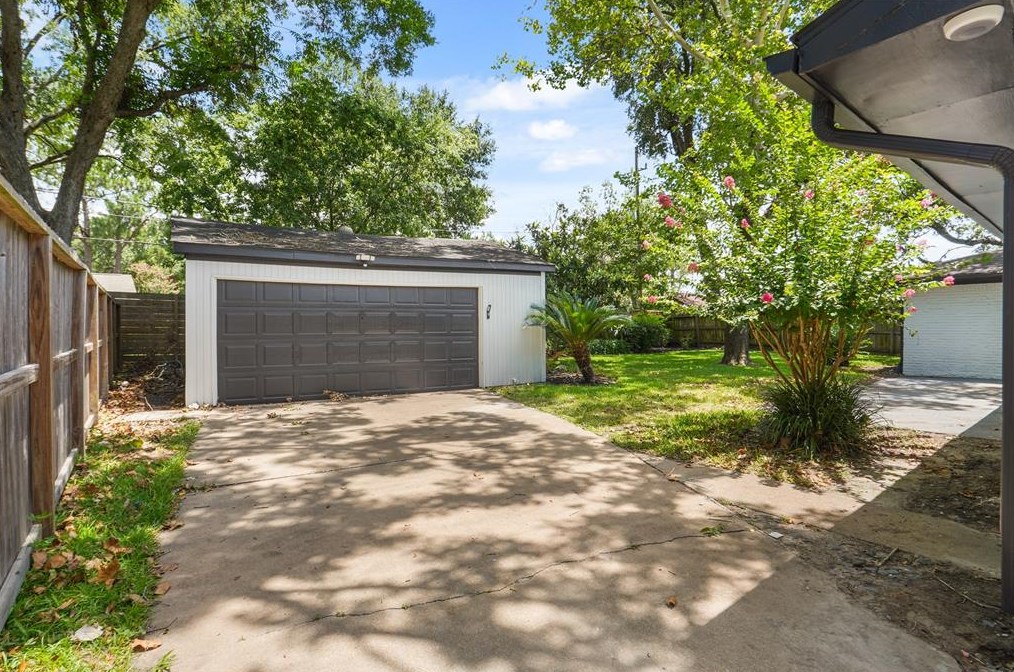 10719 Landsdowne Dr, Houston TX  77035-4345 exterior
