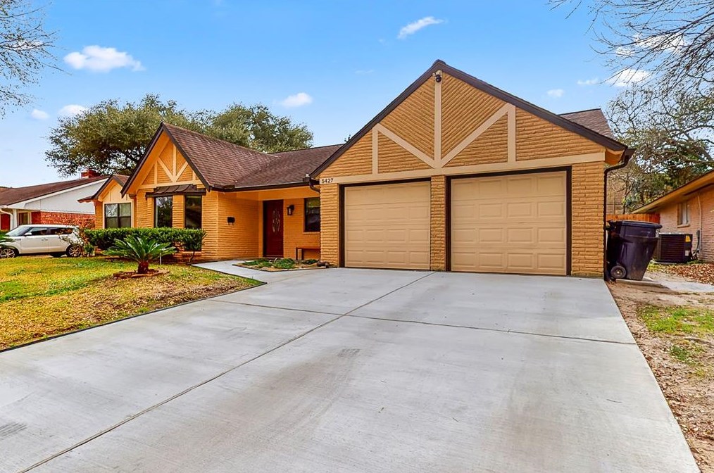 5427 Ariel St, Houston, TX 77096-2201
