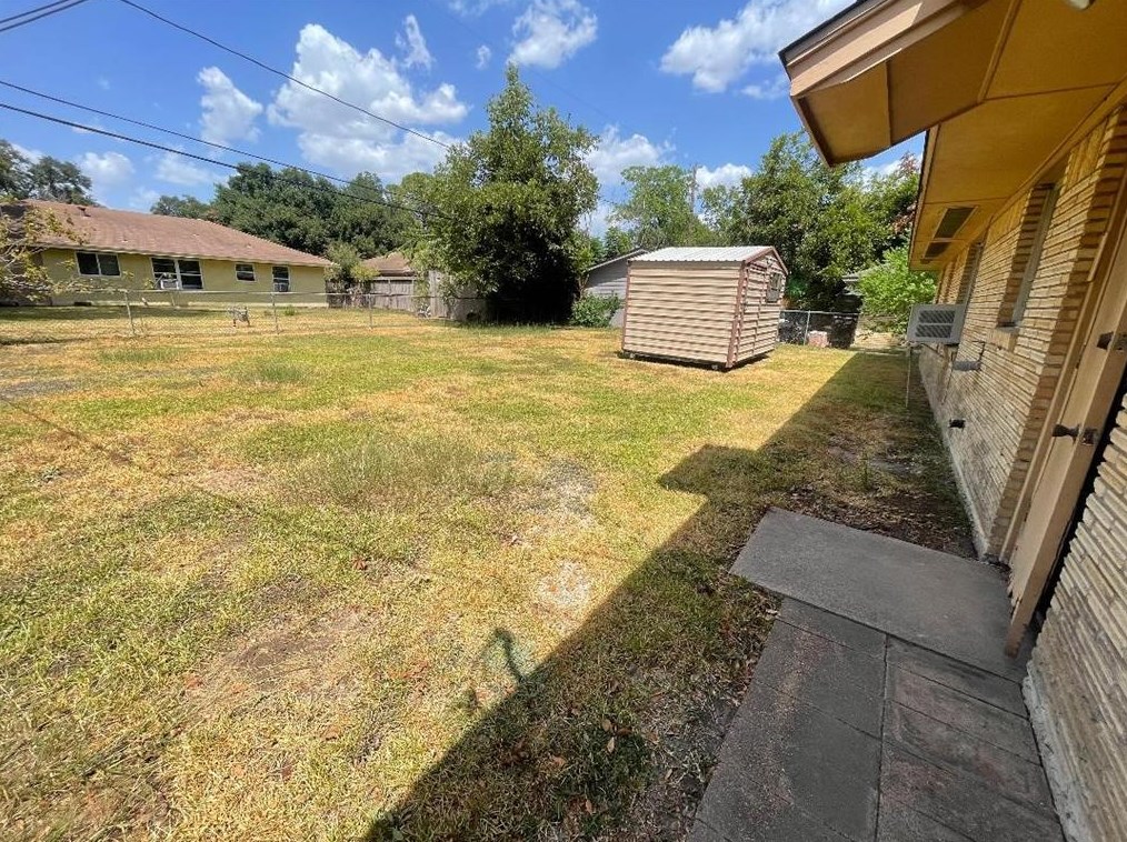 537 Wellington, Houston TX  77076-3835 exterior