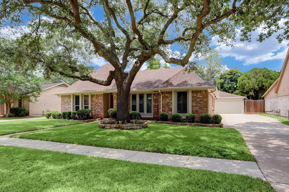 2815 Colonial Dr, Sugar Land, TX 77479
