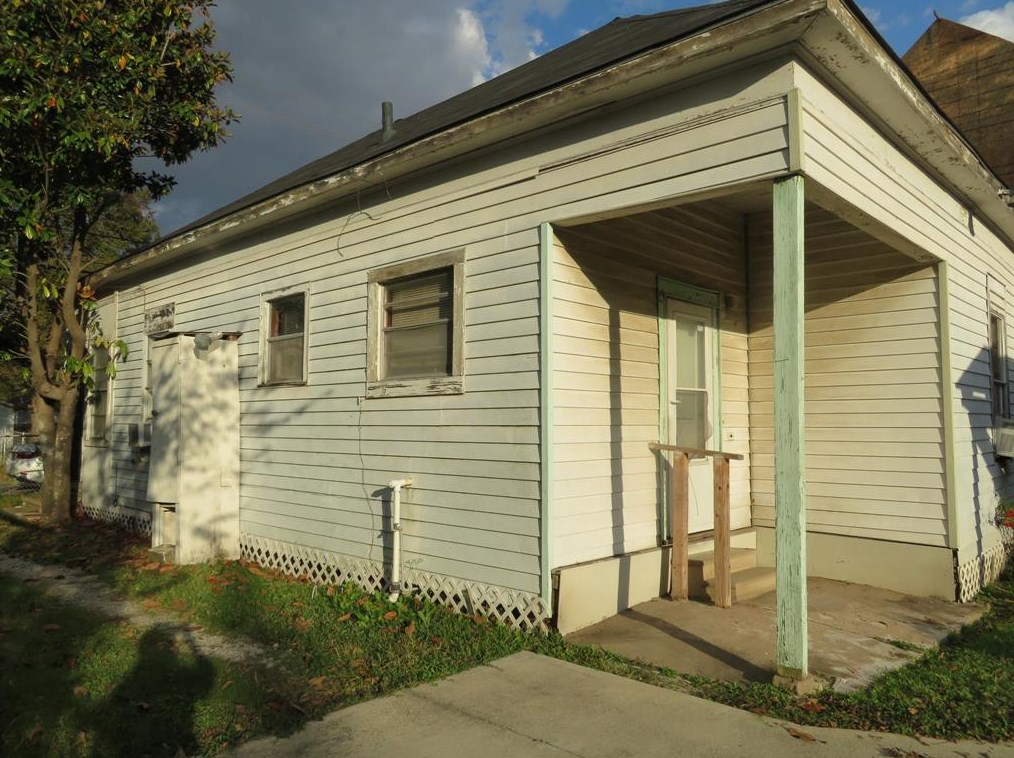 4002 Rotman St, Houston, TX 77003-1352