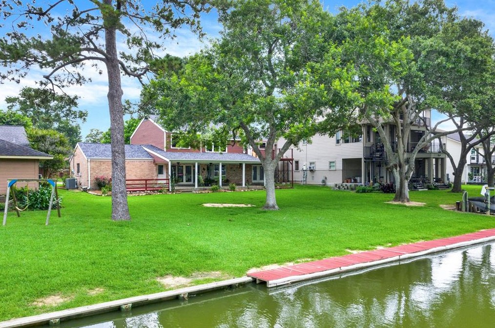 123 Woodhaven Ln, Taylor Lake Village, TX 77586-4715