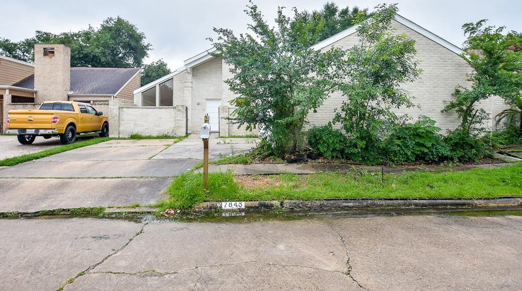 7843 Vickijohn Dr, Houston, TX 77071