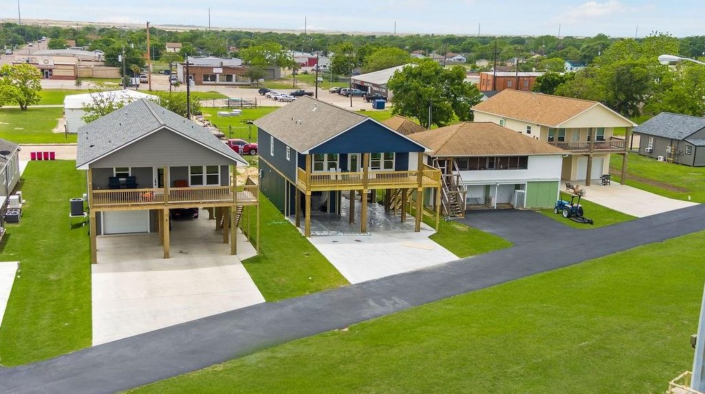 610 W 1st St, Jones Creek, TX 77541