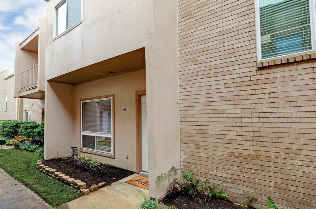 1115 Augusta Dr, Houston TX  77057-2209 exterior