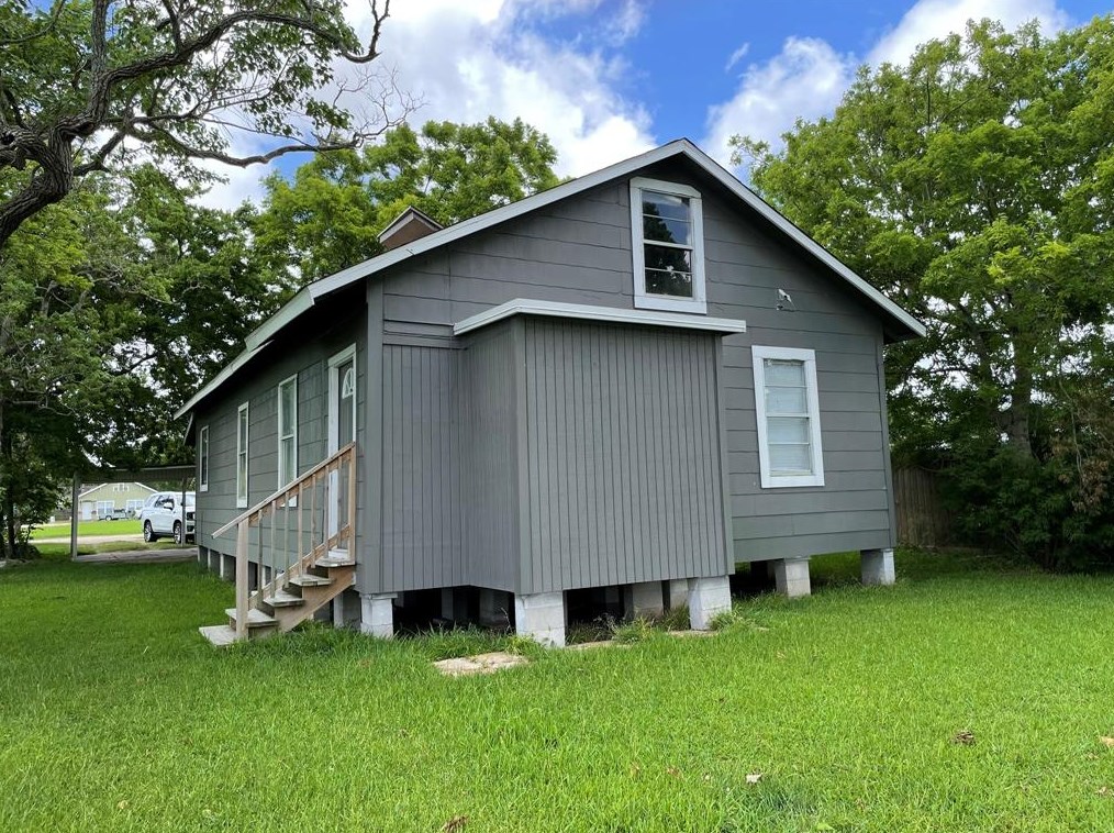1111 W 2nd St, Jones Creek, TX 77437