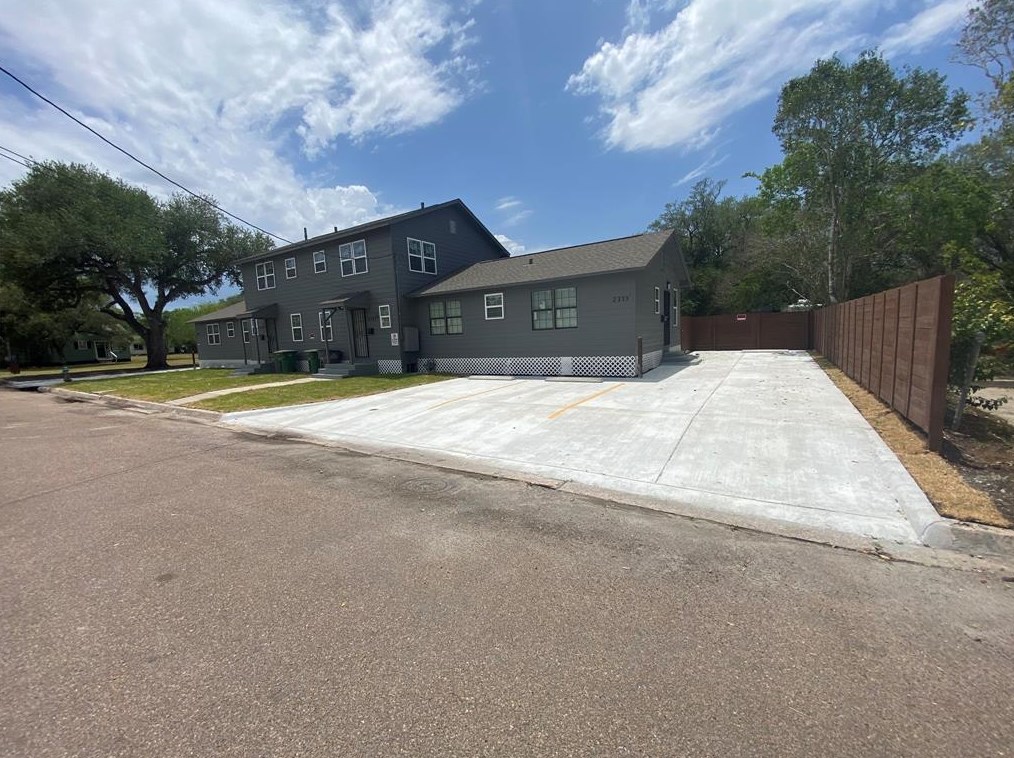 2311 N Louis St, Victoria, TX 77901