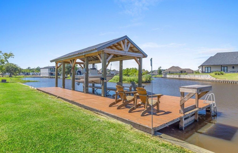 500 Country Ln, Bridge City, TX 77611