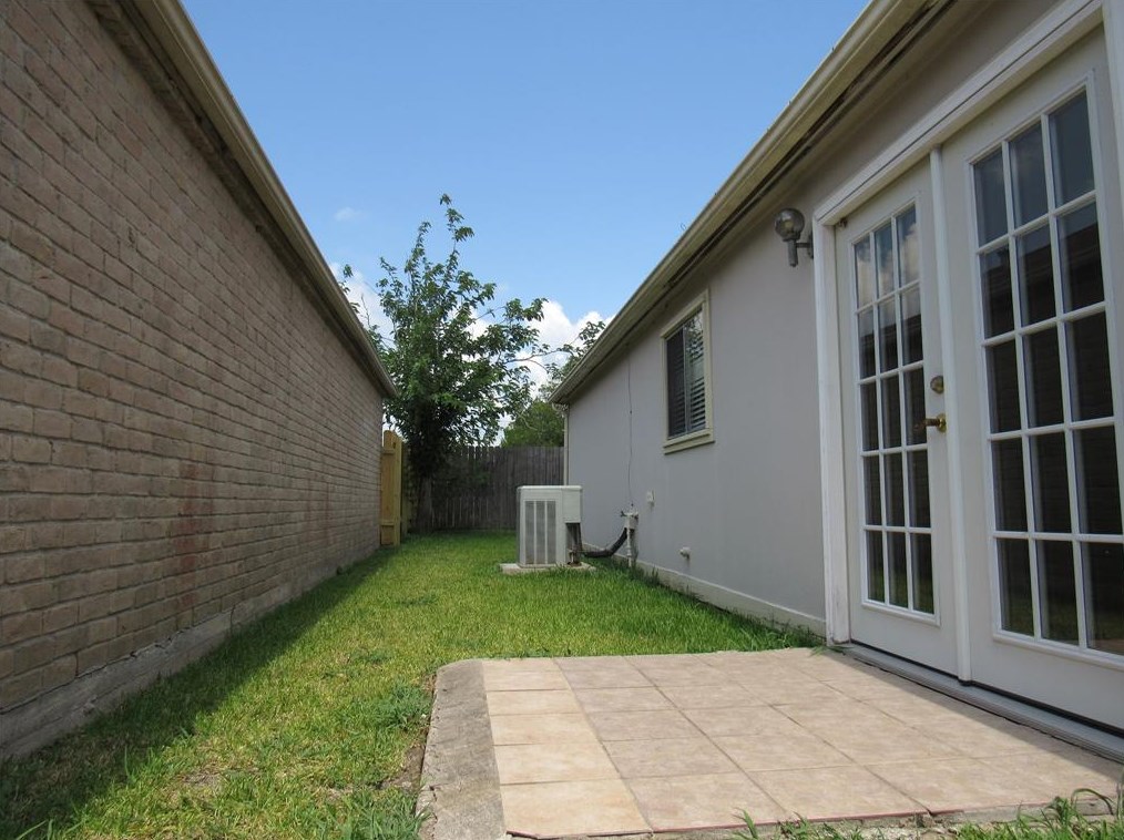 3926 Summit Valley Dr, Houston TX  77082-4102 exterior