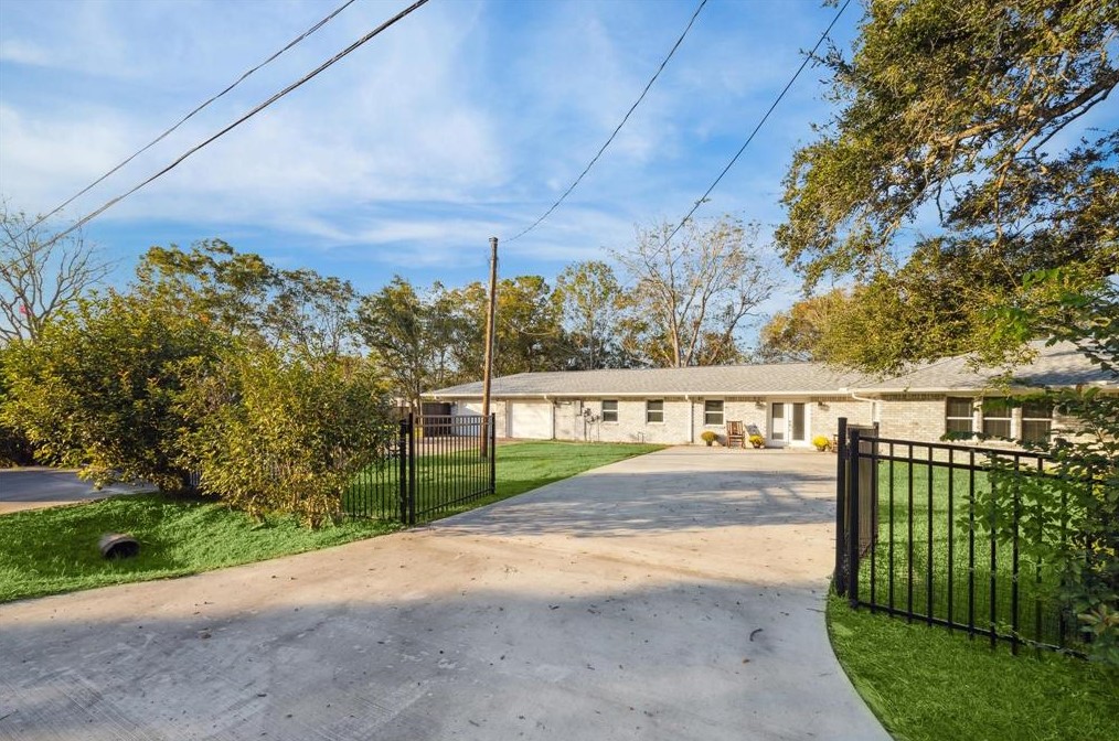 13800 6th St, Santa Fe, TX 77517