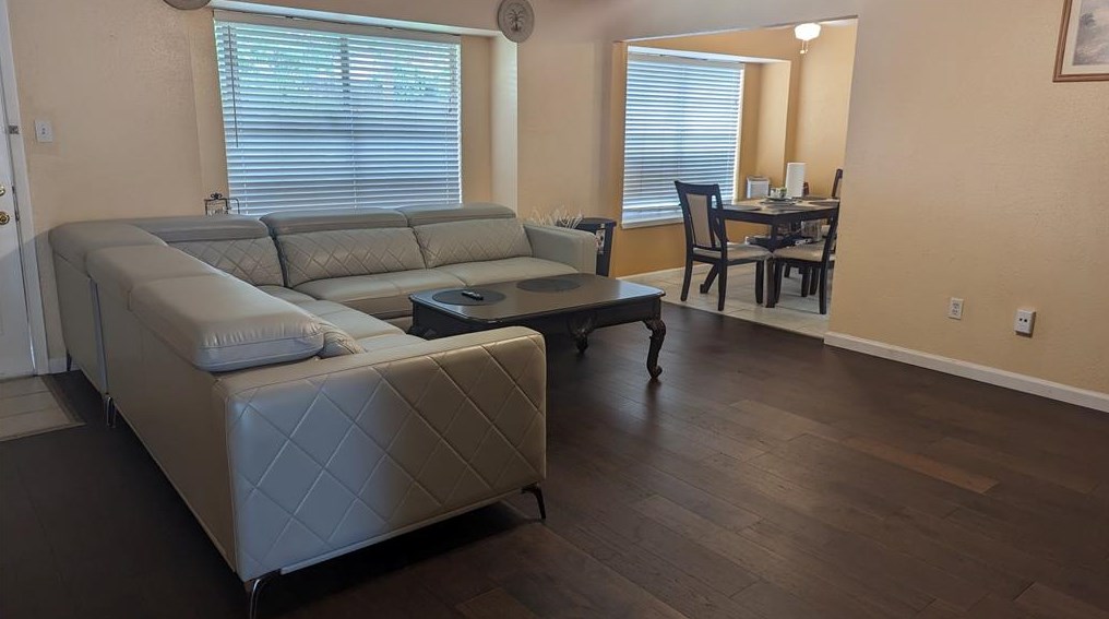 6130 Pinesap Dr, Houston TX  77072-1030 exterior