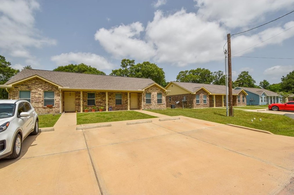 1107 Parkhurst Ave, Cleveland TX  77327 exterior