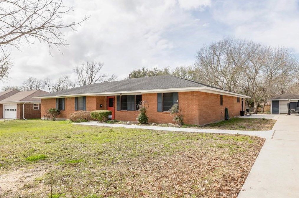 227 N Post Oak St, White Hall, TX 77868