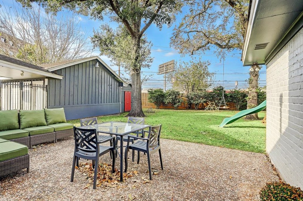 2335 Brookmere Dr, Houston TX  77008-1138 exterior