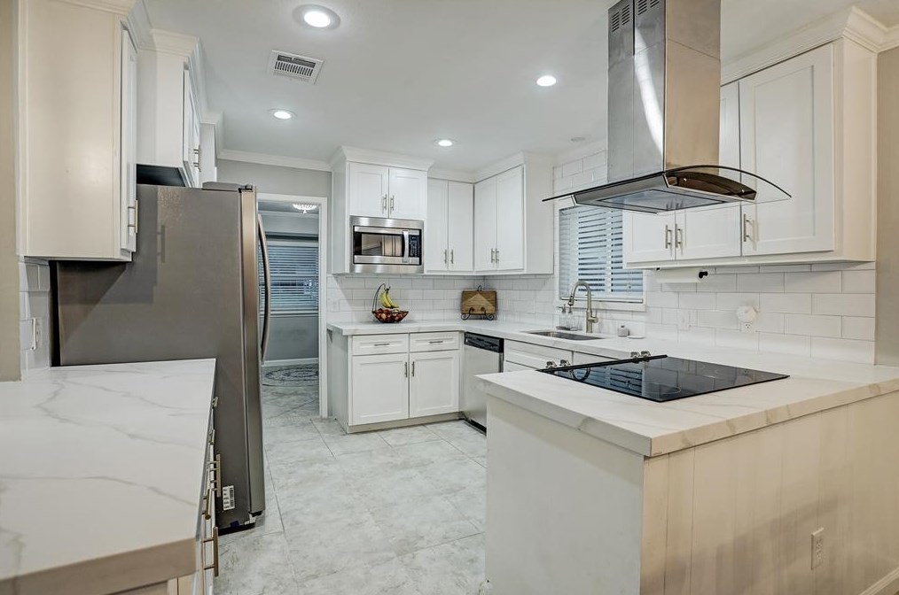 2335 Brookmere Dr, Houston TX  77008-1138 exterior