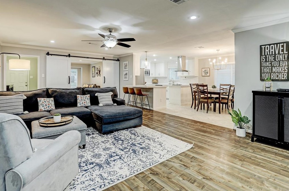 2335 Brookmere Dr, Houston TX  77008-1138 exterior