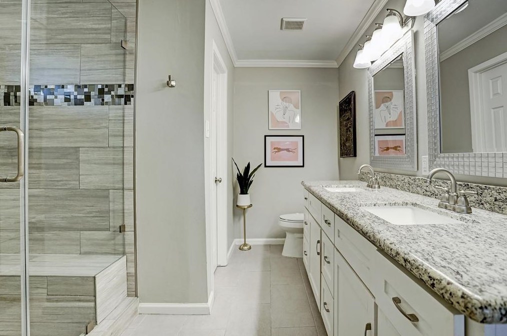 2335 Brookmere Dr, Houston TX  77008-1138 exterior