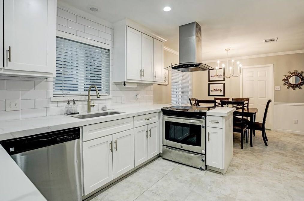 2335 Brookmere Dr, Houston TX  77008-1138 exterior