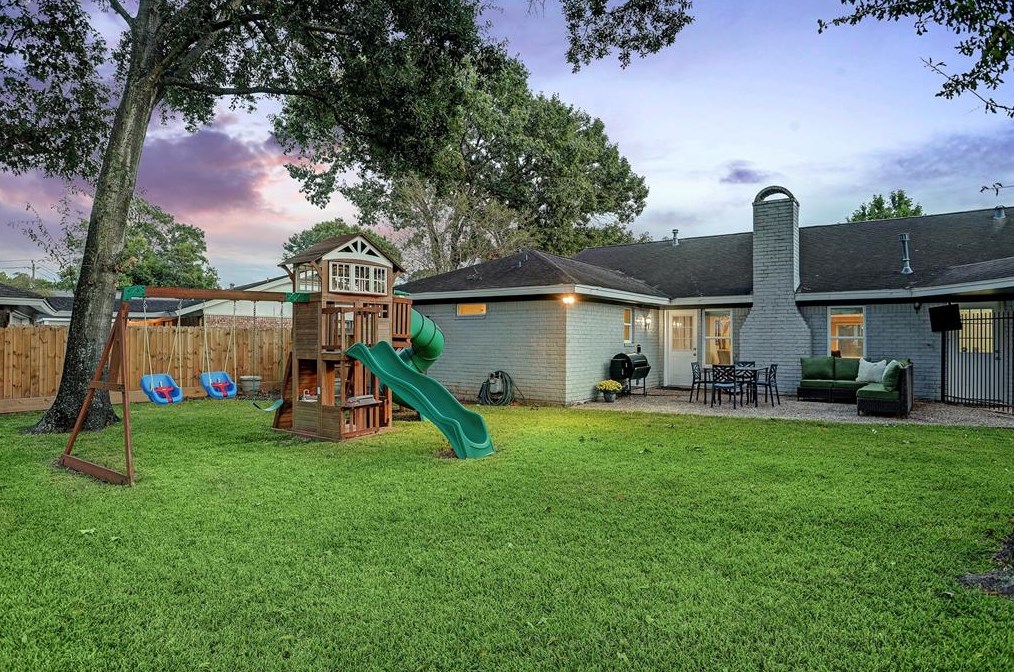 2335 Brookmere Dr, Houston TX  77008-1138 exterior