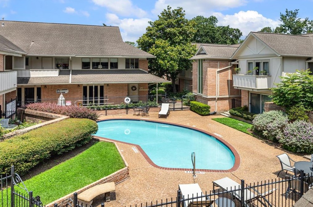 615 Ripple Crk Dr, Houston TX  77024-6932 exterior