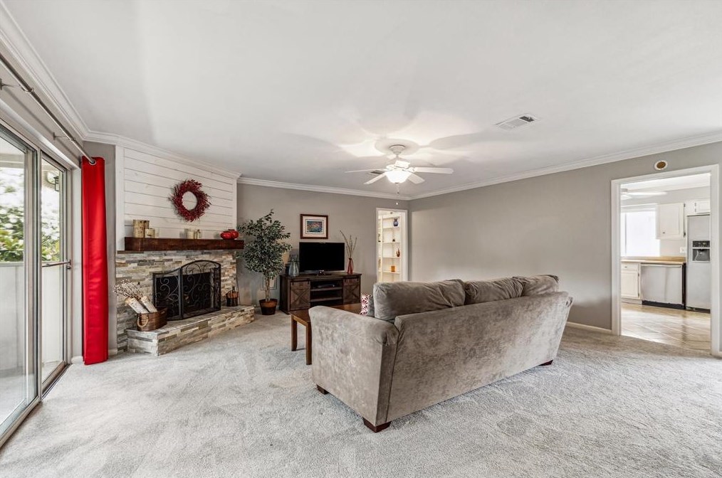 615 Ripple Creek Dr, Houston, TX 77057-1011