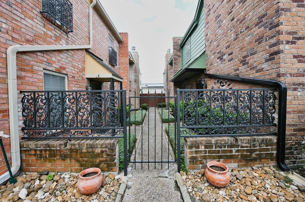 5532 Beverlyhill St #2, Houston, TX 77056