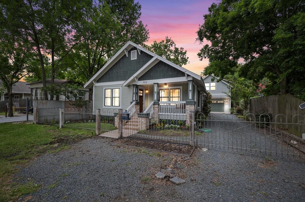 702 Walton St, Houston, TX 77009