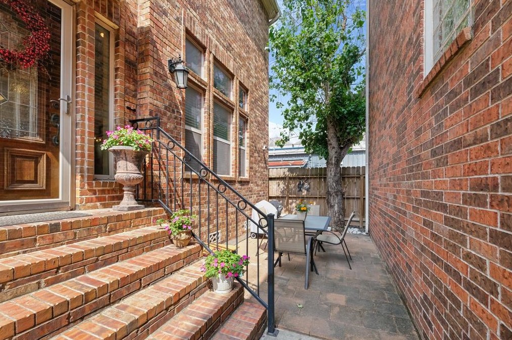 933 17th St, Houston, TX 77008-3433