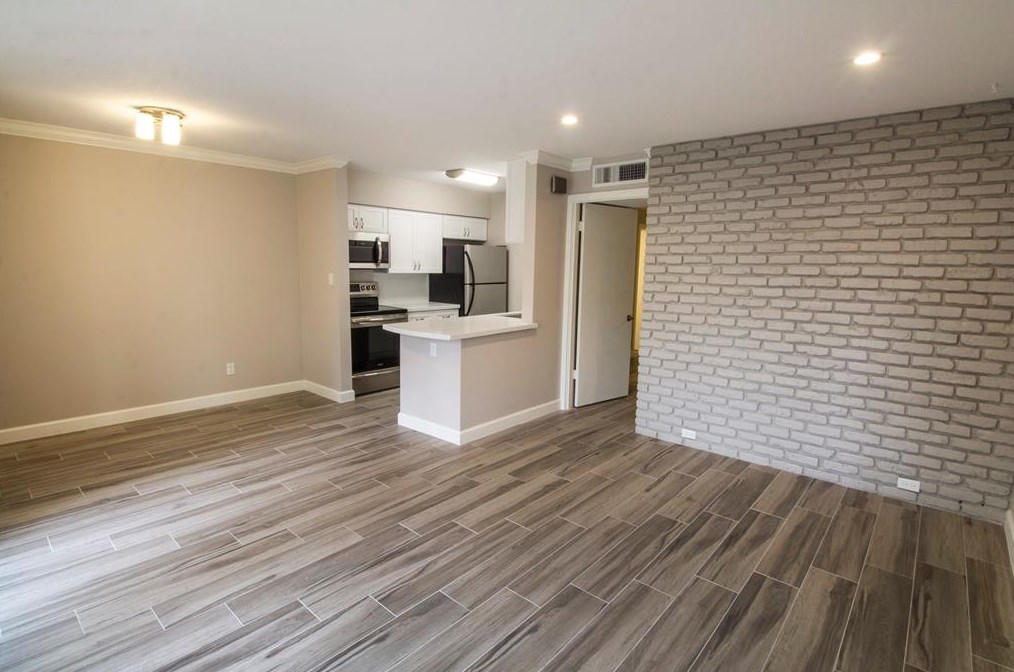 2121 Fountain View Dr #25, Houston, TX 77057