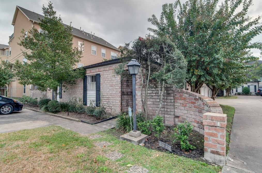 5625 Winsome Ln, Houston TX  77057-5729 exterior
