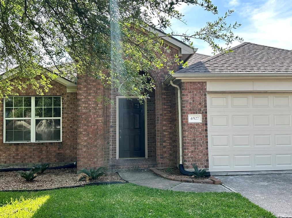 4527 Estate Dr, Baytown, TX 77521