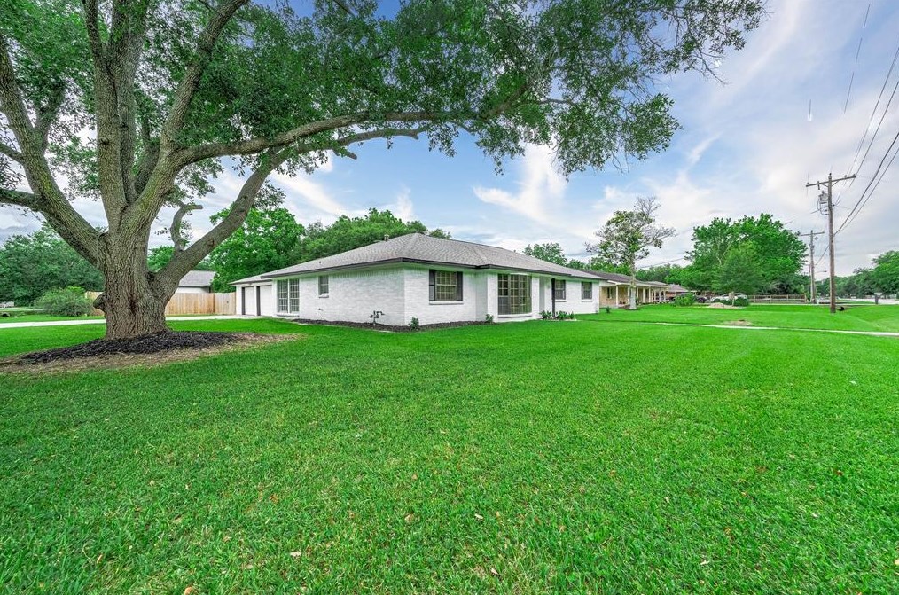 2501 Ryan Dr, Alvin, TX 77511-3947