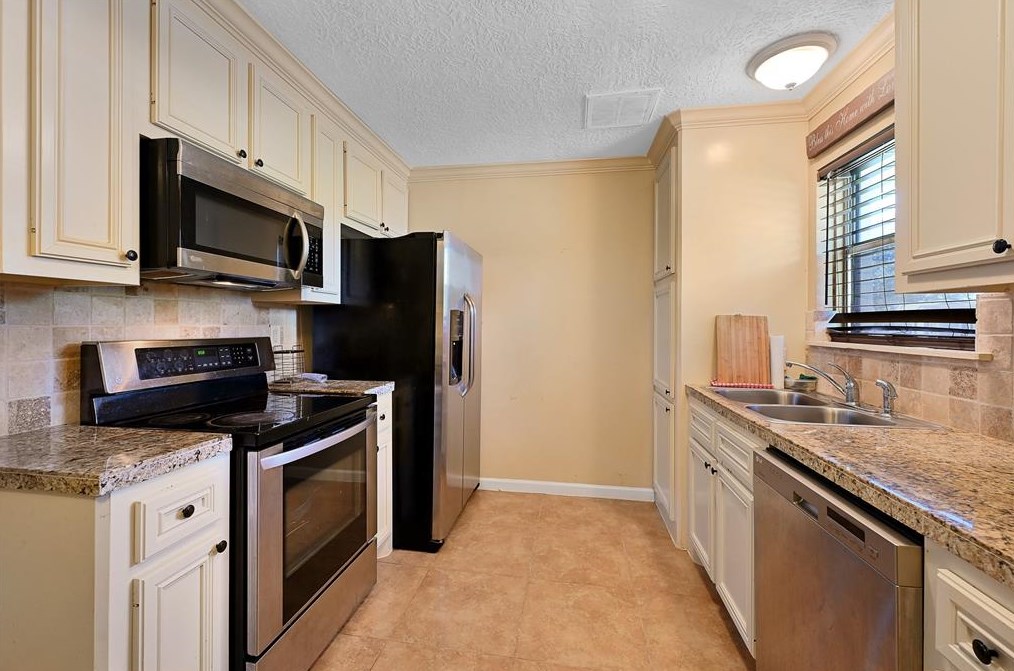 12522 Gotham Dr, Houston, TX 77089-6111
