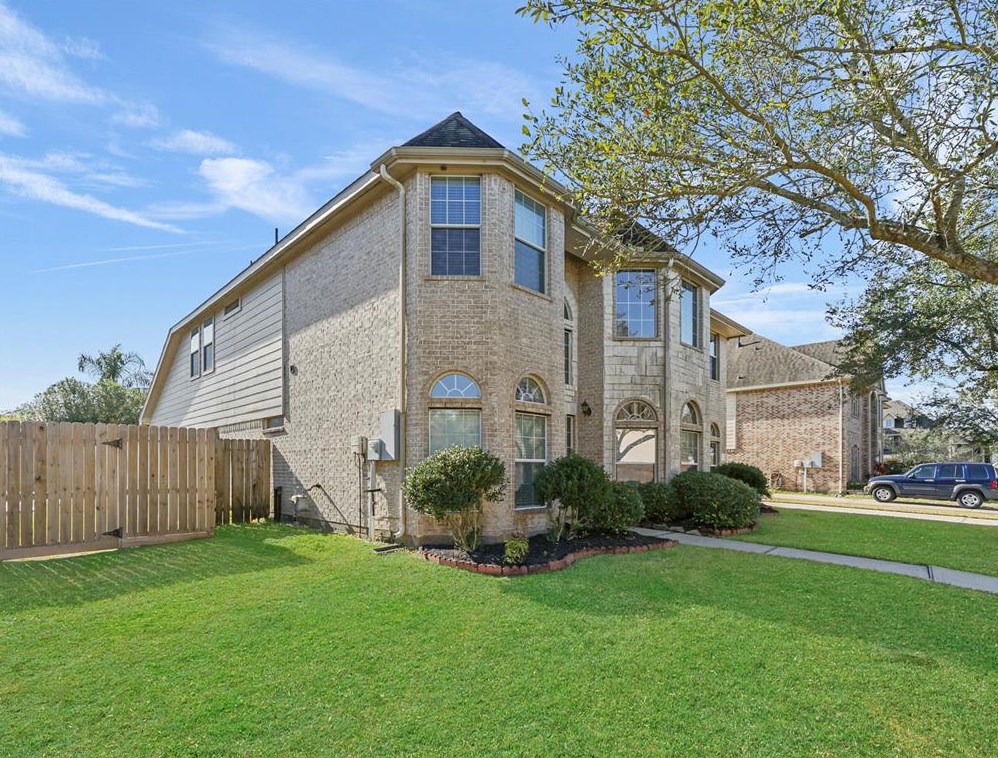 153 Cypress Pointe Dr, League City, TX 77573-3385