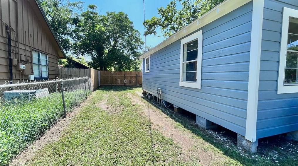1811 Pine Ave, Bay City, TX 77414-3714