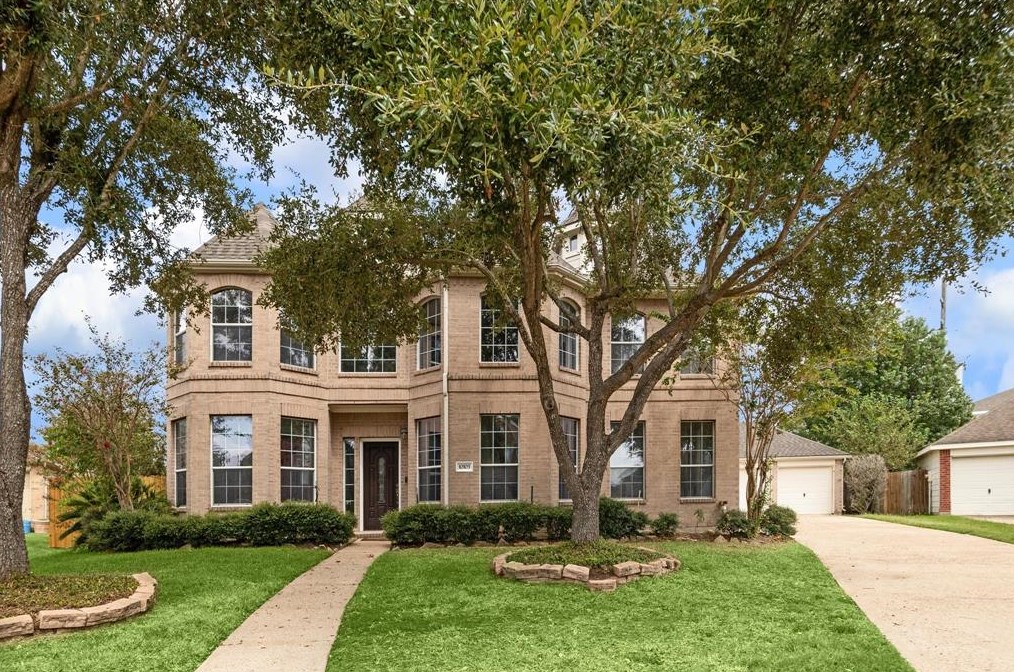 10103 Adams Mill Ln, Sugar Land, TX 77498