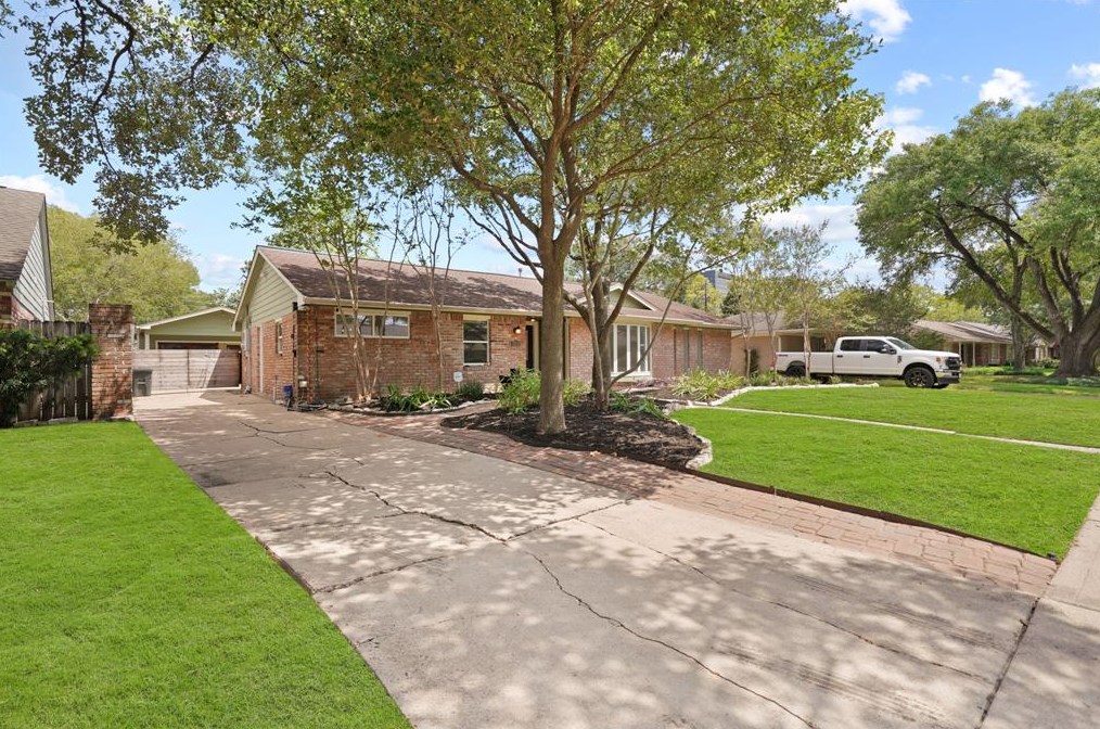 10710 Wickersham Ln, Houston, TX 77042-3017